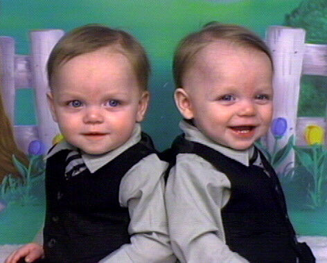 صور اجمل الاطفال التوائم copher twins - dylan & cameron.jpg